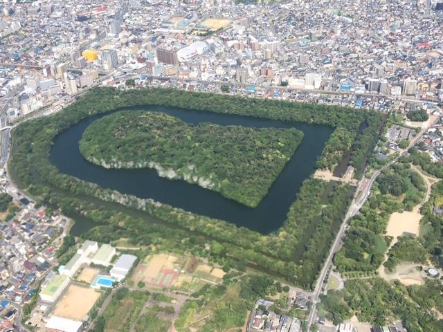 今度は「ヘリコプター」から、仁徳天皇陵（大仙陵古墳）と百舌鳥・古市古墳群周辺を見てみた。