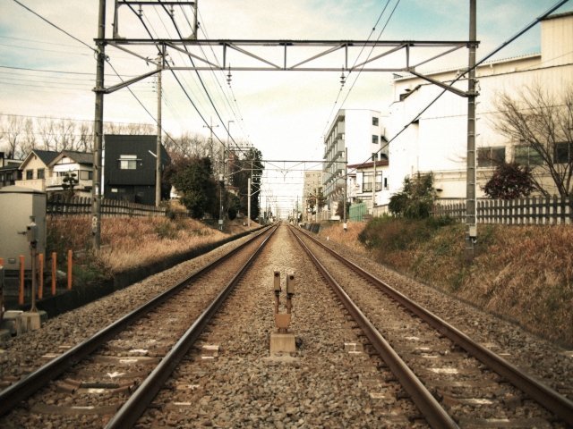 京急線で突然“ノイズや悲鳴”が聞こえる区間がある！？鉄道怪談収集家が「赤い電車の呪い」に迫る