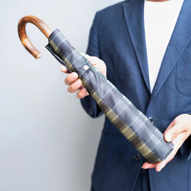 秒で折りたためる傘から、ミストが出る傘まで!?雨の多いシーズンに大活躍するユニークな傘3選