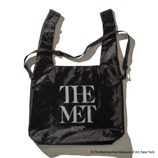 目を引く“THE MET”ロゴ|Kinetics×メトロポリタン美術館とのコラボコレクション