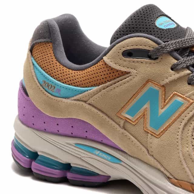 スポーティかつ上品なスニーカー「New Balance M2002RWA」atmosが発売
