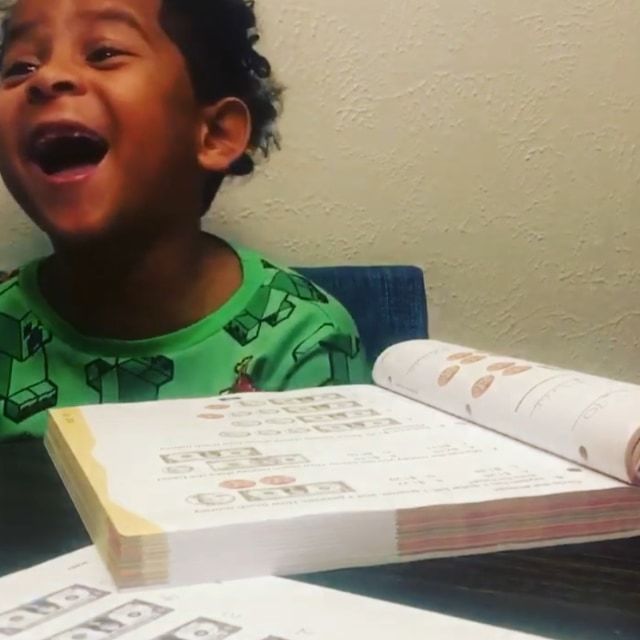 子供あるある！教科書の問題に知り合いの名前が登場した時の反応は世界共通で笑っちゃう！