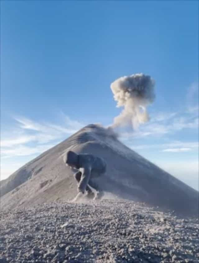 【衝撃の展開】山で瞑想中の男性。その後ろで目を疑うような事象が発生しました！！