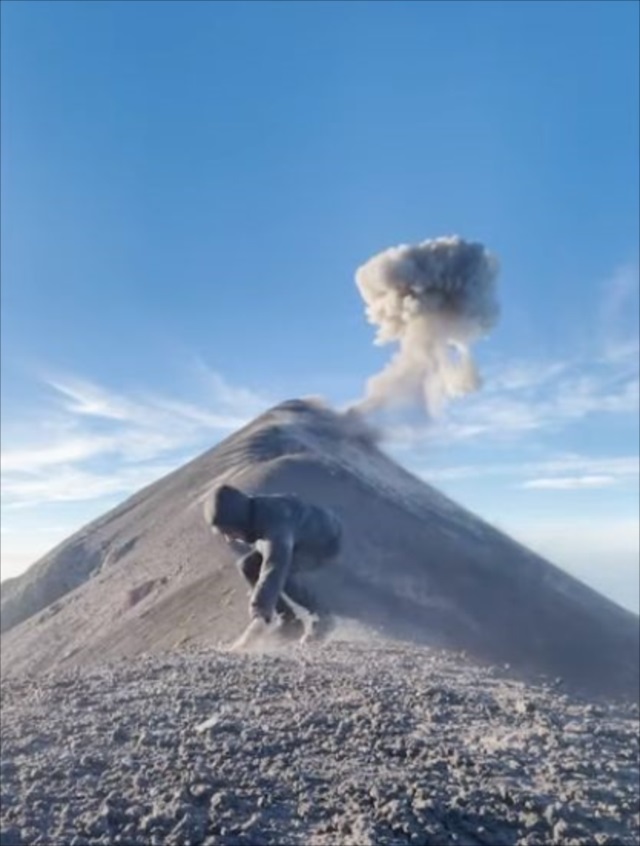 【衝撃の展開】山で瞑想中の男性。その後ろで目を疑うような事象が発生した！？