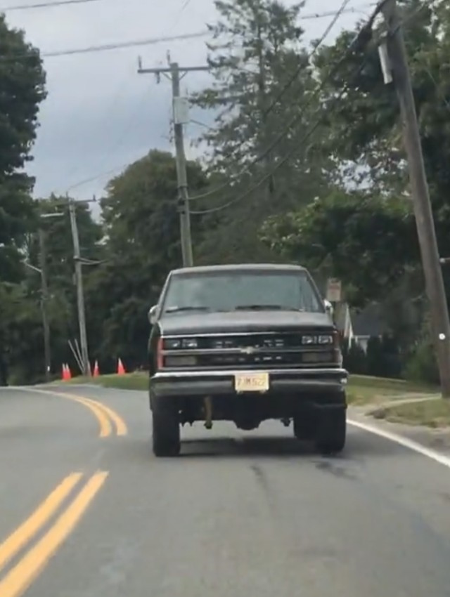 バック走行！？車体が後ろ前のトラックが道路を走っていた！しかし実は・・・