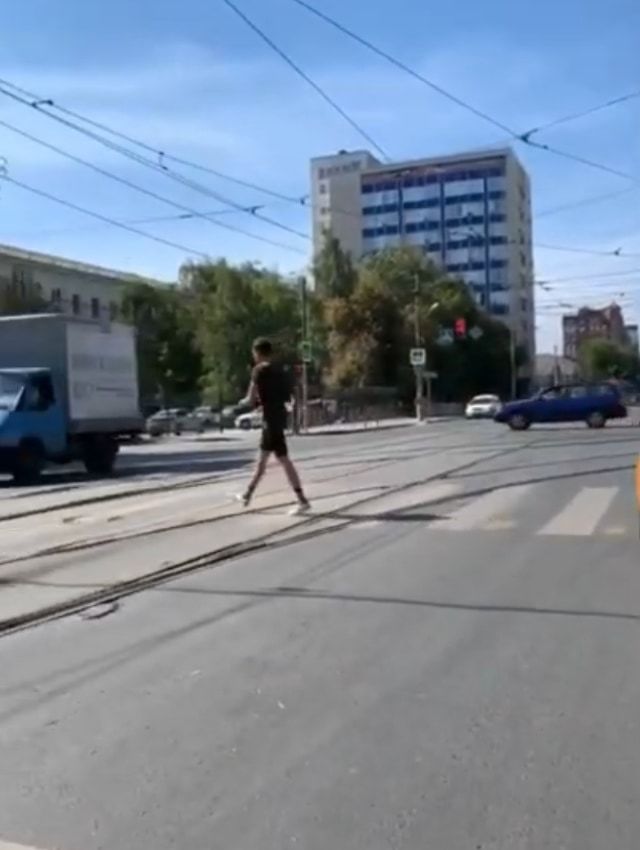 横断歩道の白線の上に停車したスポーツカー。そこへやって来た歩行者がまさかの行動に！