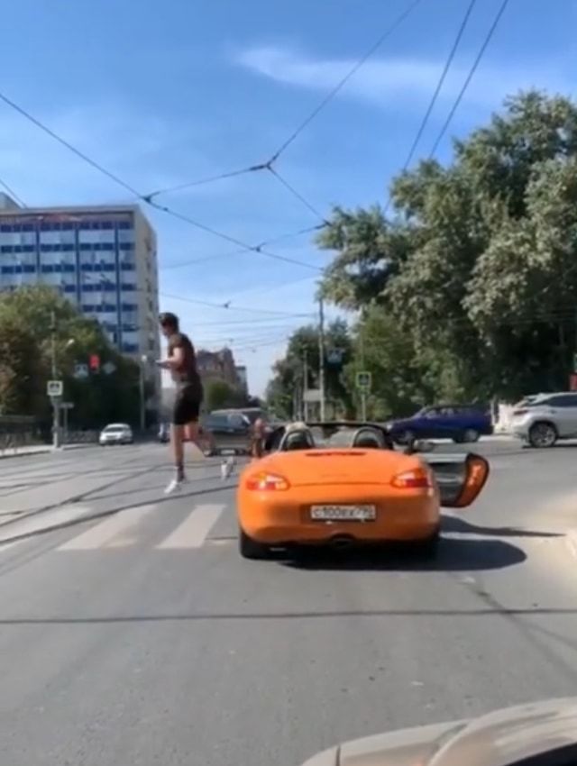 横断歩道の白線の上に停車したスポーツカー。そこへやって来た歩行者がまさかの行動に！