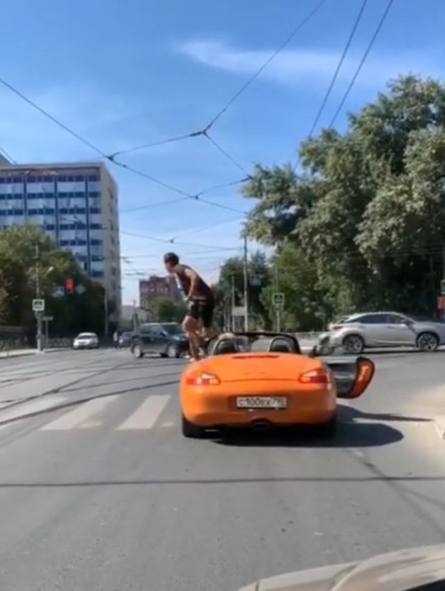 横断歩道の白線の上に停車したスポーツカー。そこへやって来た歩行者がまさかの行動に！