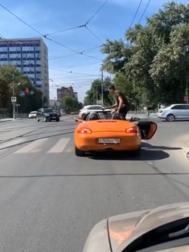 横断歩道の白線の上に停車したスポーツカー。そこへやって来た歩行者がまさかの行動に！