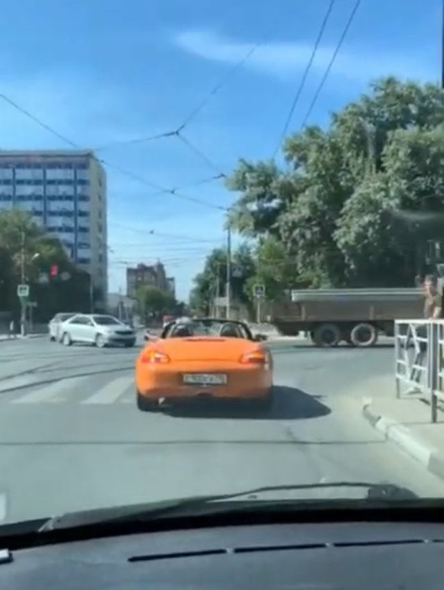 横断歩道の白線の上に停車したスポーツカー。そこへやって来た歩行者がまさかの行動に！