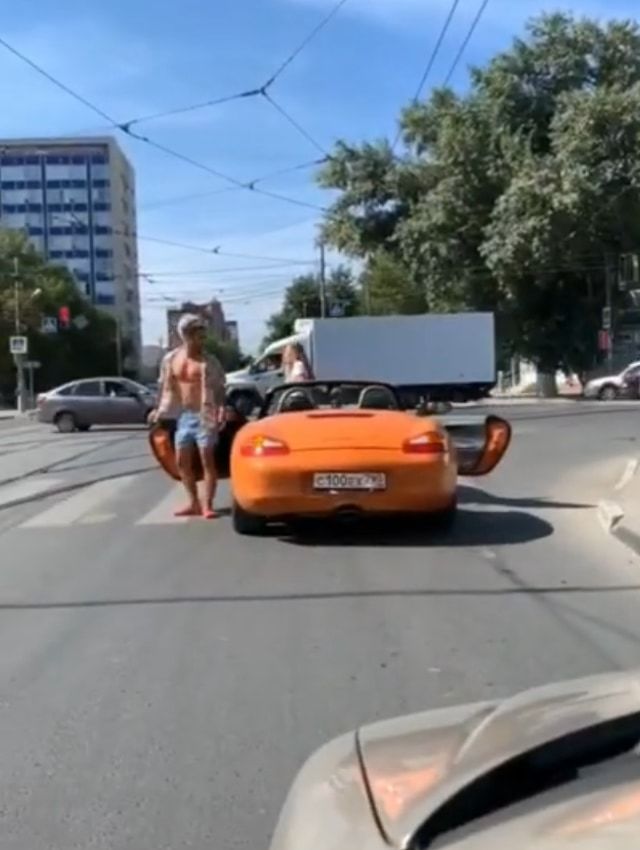 横断歩道の白線の上に停車したスポーツカー。そこへやって来た歩行者がまさかの行動に！