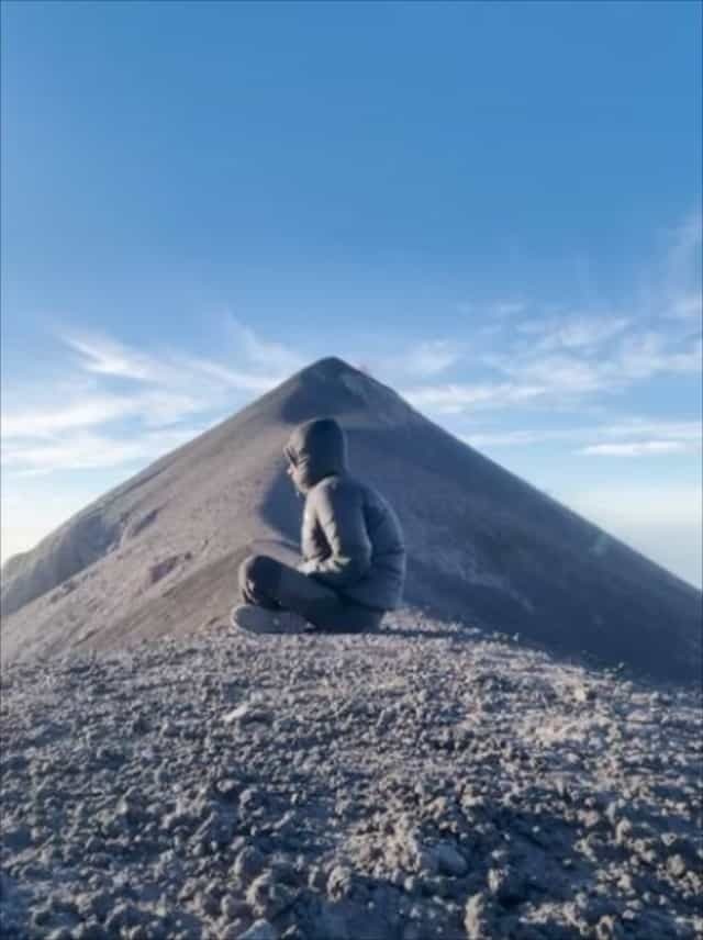 【衝撃の展開】山で瞑想中の男性。その後ろで目を疑うような事象が発生しました！！