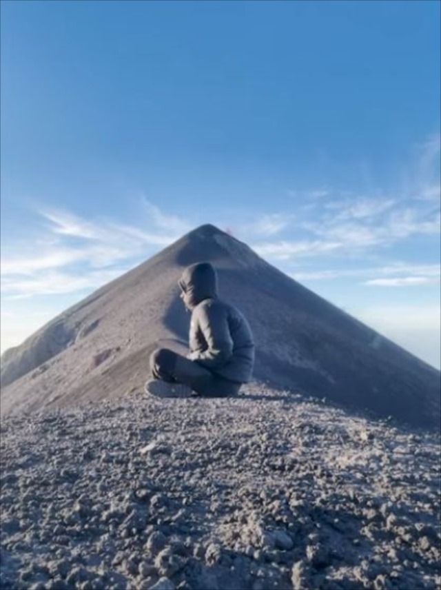 【衝撃の展開】山で瞑想中の男性。その後ろで目を疑うような事象が発生した！？