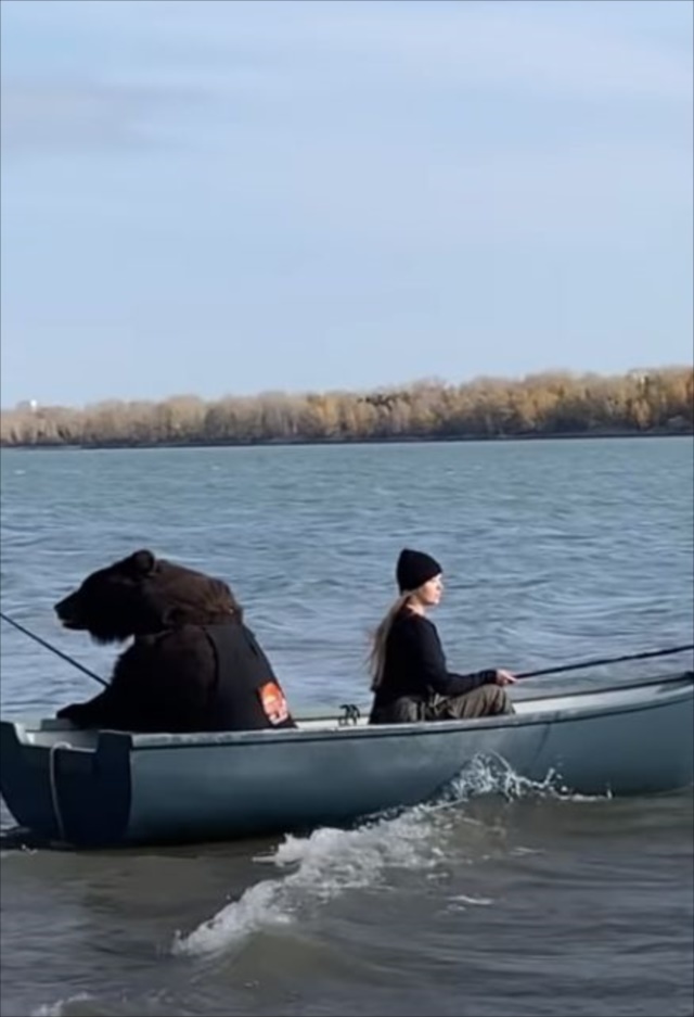 【目を疑う光景】ボートに乗って釣りを楽しむ女性の相方が!!合成写真かと思ったらマジだった!