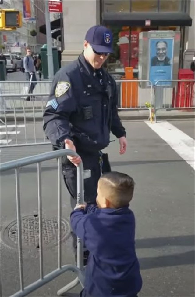 パレードで警備にあたる警察官を手伝う男の子の姿にほっこり。最後はなんとミニパトカーまで出動しちゃって？！