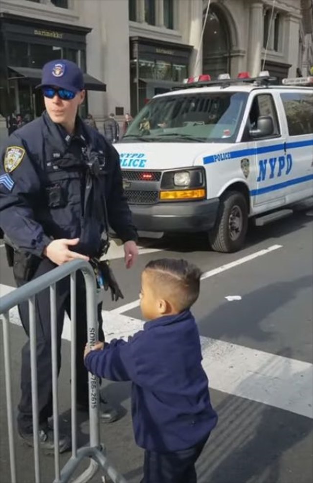 パレードで警備にあたる警察官を手伝う男の子の姿にほっこり。最後はなんとミニパトカーまで出動しちゃって？！