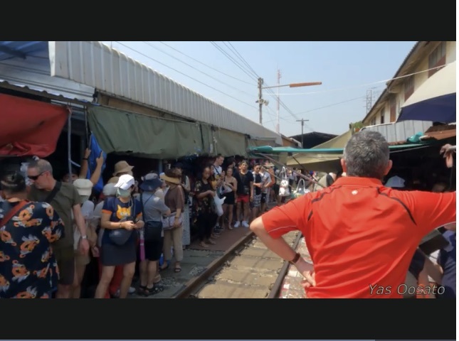 【タイ】メークロン鉄道市場で真横を通り過ぎる電車と市場が面白い！