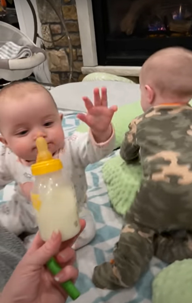 「あたしのものはあたしのもの、兄弟のものもあたしのものだ?！」ミルクを飲んでいた赤ちゃん。なんと双子の兄弟がくわえていた哺乳瓶を・・！！