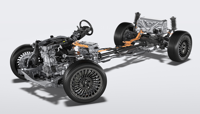 「ニューフォーマル」という新たな価値観に挑戦した新型トヨタ・クラウンのセダンモデルが待望の市場デビュー