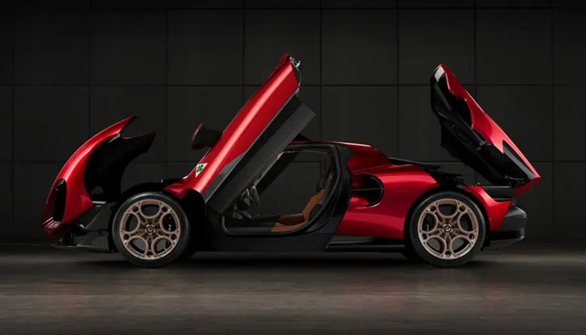 往年のアルファロメオのレースカー「Tipo33」をオマージュした新型スポーツカー「33 Stradale」が登場
