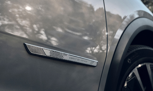 ファッションの世界から着想を得た「DS COLLECTIONモデル」の「DS7 Esprit de Voyage」と「DS4 Esprit de Voyage」が日本デビュー