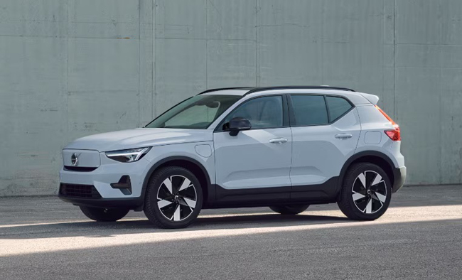 ボルボのプレミアムコンパクトSUVの電気自動車「XC40リチャージ」が車名を「EX40」に改称。特別仕様車「EX40ウルトラ シングルモーター ブラックエディション」も設定