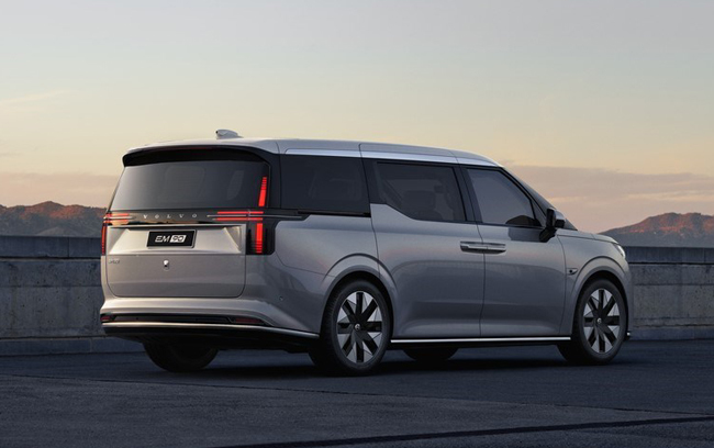 ボルボ初の電動プレミアムMPV「EM90」がワールドプレミア。発売は中国市場からスタート