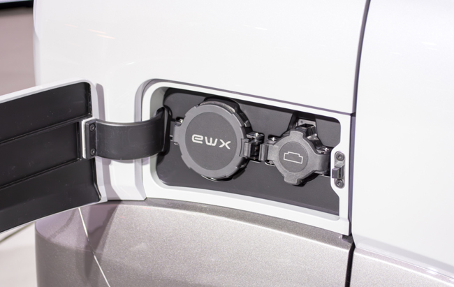 スズキがEV時代のワゴンRを示唆する「eWX」をジャパンモビリティショー2023で初披露