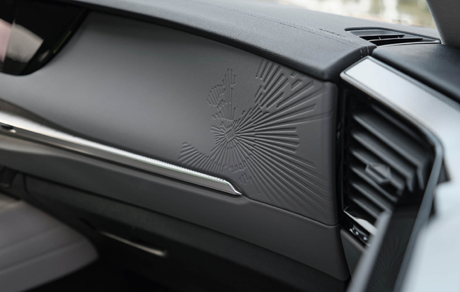 ファッションの世界から着想を得た「DS COLLECTIONモデル」の「DS7 Esprit de Voyage」と「DS4 Esprit de Voyage」が日本デビュー