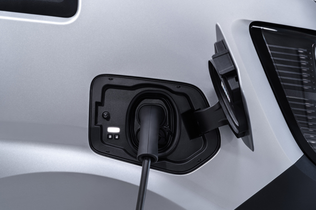 日産が新世代大型バンの新型インタースターを欧州で発表