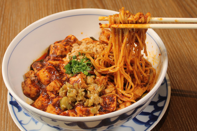 【麻婆豆腐がラーメンに！】激辛の麻婆豆腐とオイリーな麺が合体した「陳麻婆豆腐ファイヤー麺」が登場！四川で人気の「燃麺(ランメン)」が堪能できる「燃麺祭」開催