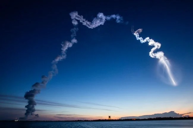 星雲みたいな「ロケット打ち上げ時の排気」写真がスゴい