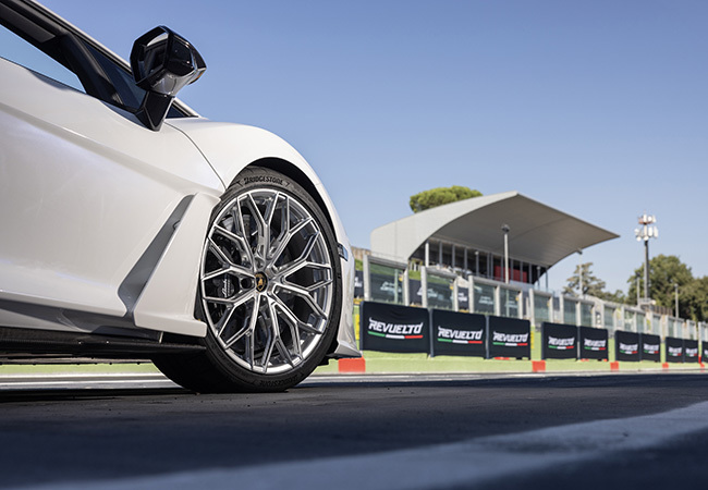 【最新スーパースポーツ試乗】ランボルギーニの新フラッグシップ激走! 1015hpスーパーPHEV、レヴエルトの新世界