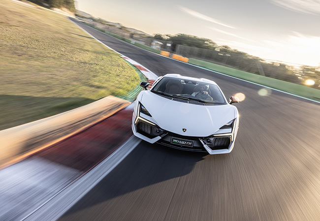 【最新スーパースポーツ試乗】ランボルギーニの新フラッグシップ激走! 1015hpスーパーPHEV、レヴエルトの新世界
