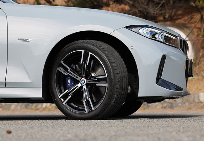 【最新モデル試乗】伝統のスポーティフィールを大切にしたPHEV。BMW330eの先進度