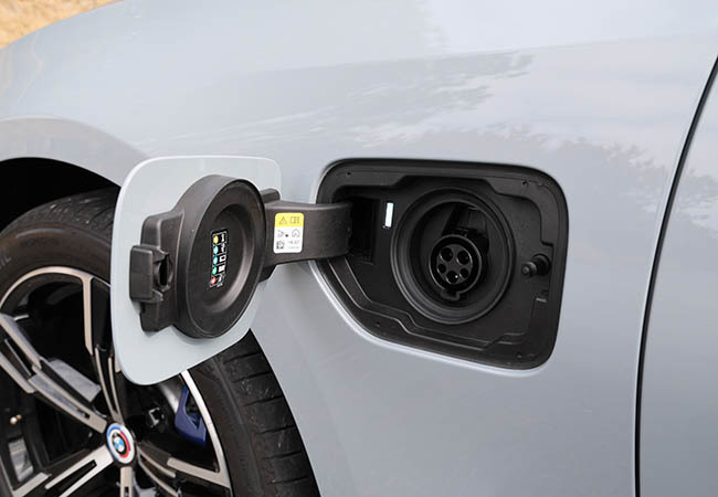 【最新モデル試乗】伝統のスポーティフィールを大切にしたPHEV。BMW330eの先進度