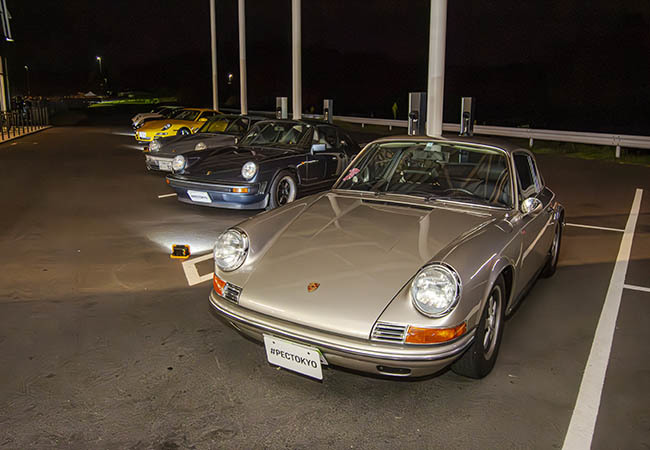 【911 Night Mission】「911の日」に133台の新旧911が集結。漆黒の中、華麗なパレードを敢行