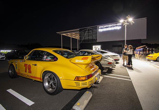 【911 Night Mission】「911の日」に133台の新旧911が集結。漆黒の中、華麗なパレードを敢行