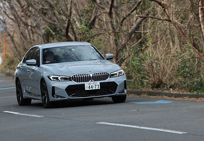 【最新モデル試乗】伝統のスポーティフィールを大切にしたPHEV。BMW330eの先進度