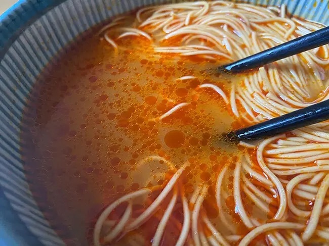 ご当地インスタントラーメン食べ比べ！　第23回は「激辛王防衛最終戦」