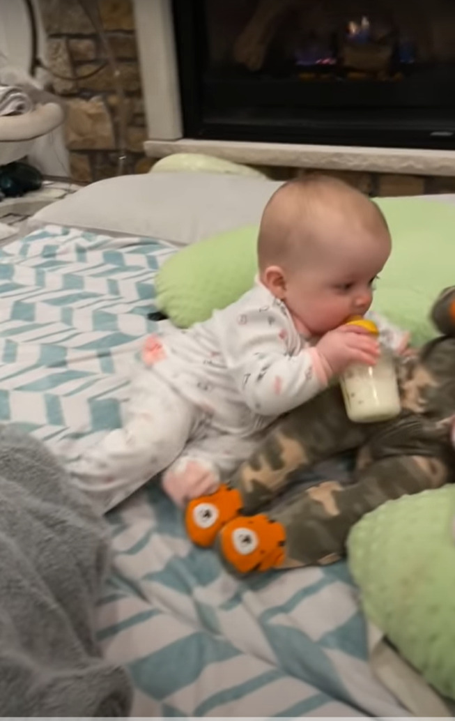 「あたしのものはあたしのもの、兄弟のものもあたしのものだ?！」ミルクを飲んでいた赤ちゃん。なんと双子の兄弟がくわえていた哺乳瓶を・・！！