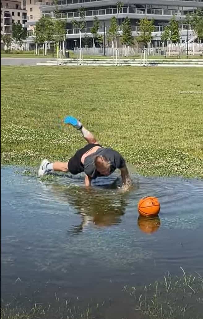 大きな水たまりに落ちてしまったバスケットボール。靴を濡らしたくない男性は逆立ちをして向かいますが・・、無事回収できるのでしょうか？！