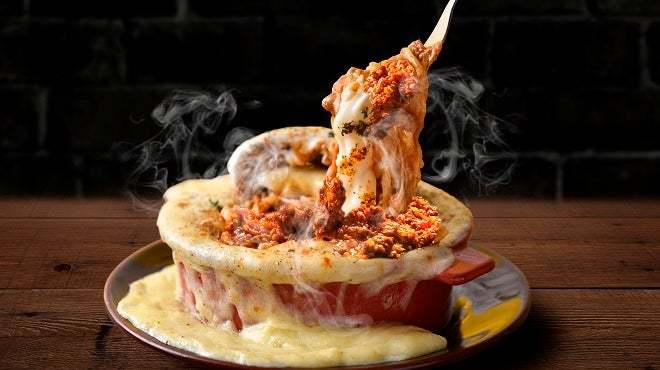 【SNSで大バズり中♡】とろ~りチーズの中からグツグツと煮えたぎる溶岩のようなハンバーグパスタが現れる!話題の『溶岩チーズハンバーグミートパスタ』が4月1日(土)より期間限定で新登場♪