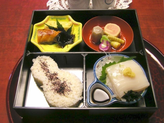 お弁当の定番「幕の内弁当」とはどんなお弁当?その名前の由来は?「松花堂弁当」との違いは?