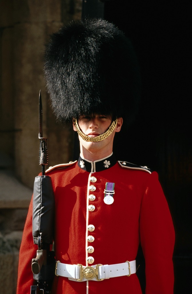 イギリス・ロンドンの衛兵がかぶる毛皮製の黒い帽子を何という？【モノの名前part.117】