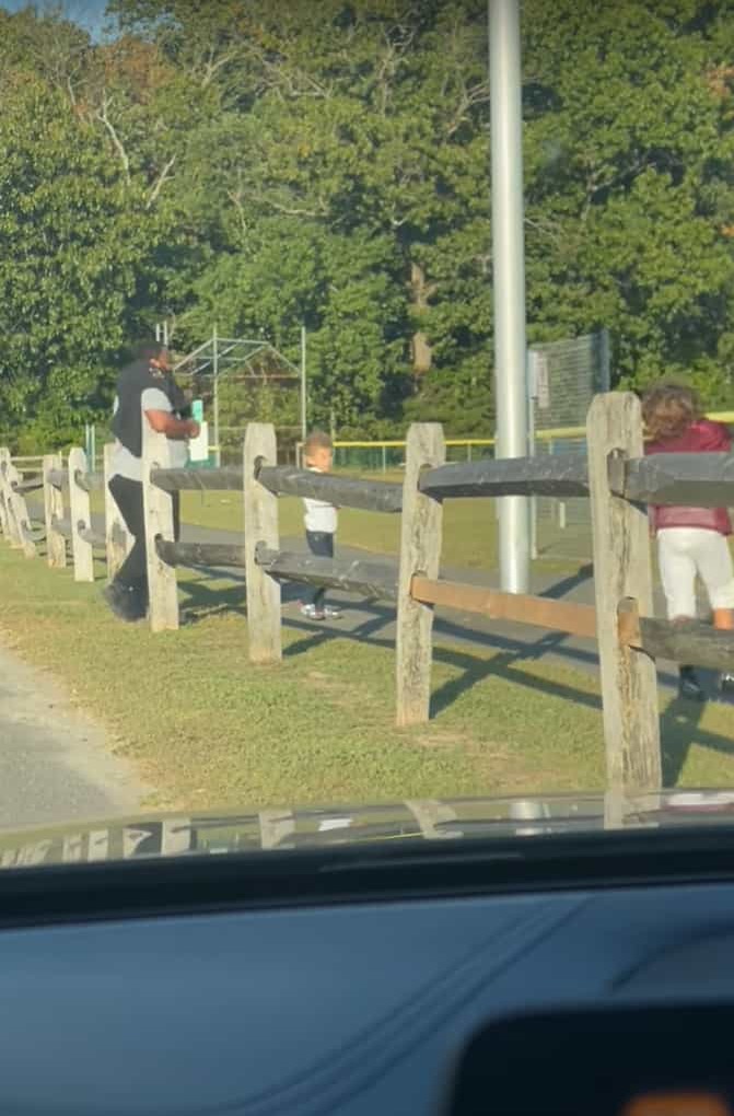 まさかのオチにビックリ!近道に柵を乗り越えた男の子。重い荷物は柵の下を通していたのですが・・、そんな事をする必要はなかった!?