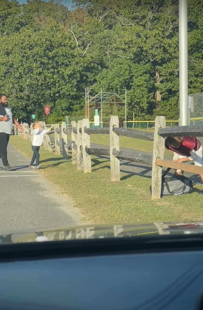 まさかのオチにビックリ!近道に柵を乗り越えた男の子。重い荷物は柵の下を通していたのですが・・、そんな事をする必要はなかった!?