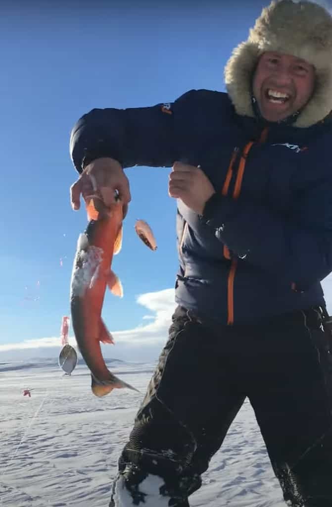 氷に穴を開けアイスフィッシングをしていたら・・、ワカサギのような小さな魚が釣れるのかと思いきや、意外な大物が釣れました！！【海外・動画】