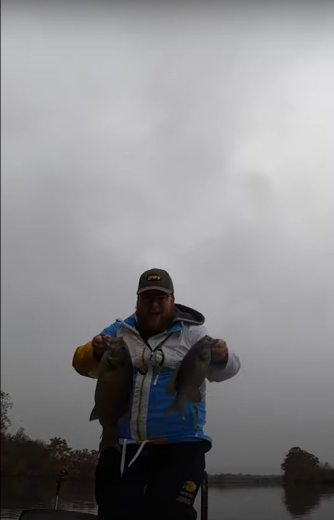 釣果を高々とカメラに向ける男性。ところがその後ろでトンデモナイ悲劇が起きたのです!!