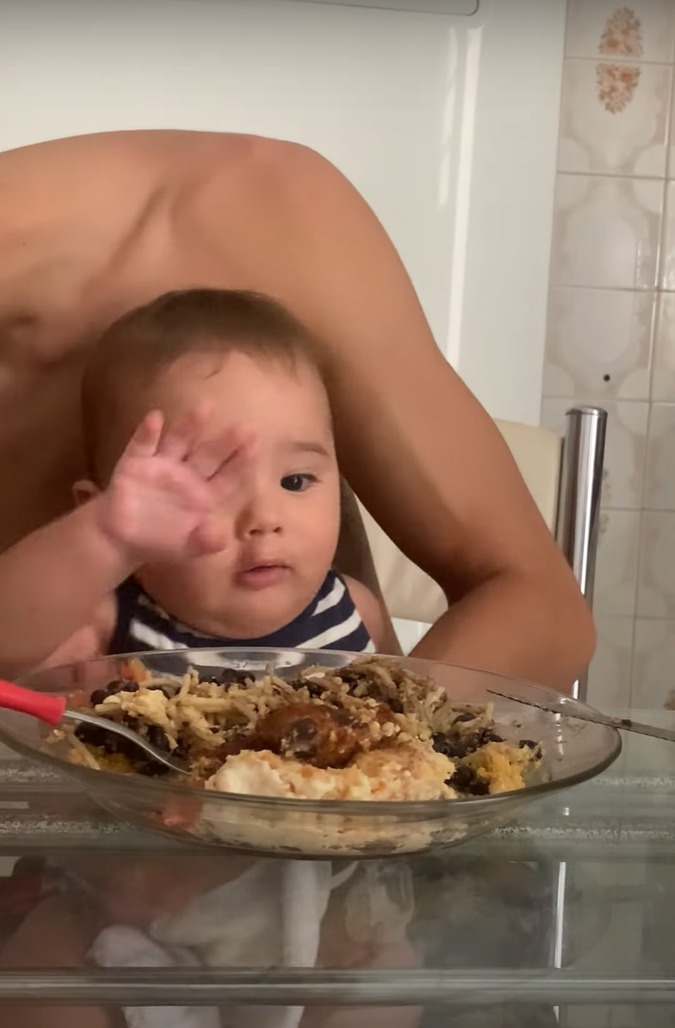 パパのごはんが気になって仕方がない赤ちゃん。パパが目をそらした隙に、とんでもなく大胆な行動に出ました!!【海外・動画】